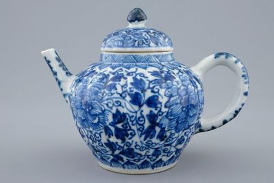 Une théière et son couvercle en porcelaine de Chine bleu et blanc, Kangxi