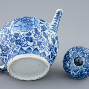 Une théière et son couvercle en porcelaine de Chine bleu et blanc, Kangxi — photo 3