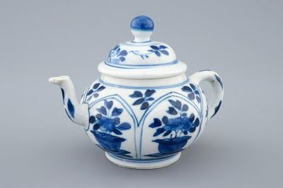 Une théière et son couvercle en porcelaine de Chine bleu et blanc, Kangxi