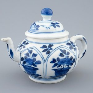 Une théière et son couvercle en porcelaine de Chine bleu et blanc, Kangxi — photo 1