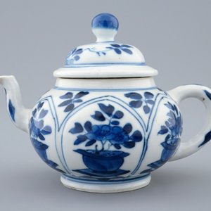 Une théière et son couvercle en porcelaine de Chine bleu et blanc, Kangxi — photo 2