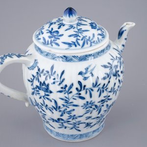 Une théière et son couvercle en porcelaine de Chine bleu et blanc, Kangxi — photo 1