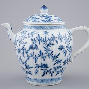 Une théière et son couvercle en porcelaine de Chine bleu et blanc, Kangxi — photo 2