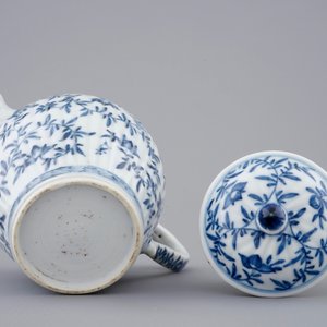 Une théière et son couvercle en porcelaine de Chine bleu et blanc, Kangxi — photo 7