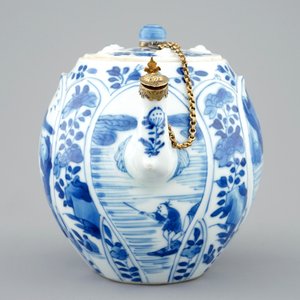 Une théière et son couvercle en porcelaine de Chine bleu et blanc monté d'argent doré, Kangxi — photo 3