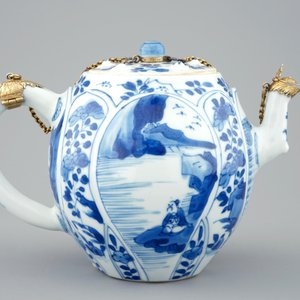 Une théière et son couvercle en porcelaine de Chine bleu et blanc monté d'argent doré, Kangxi — photo 4