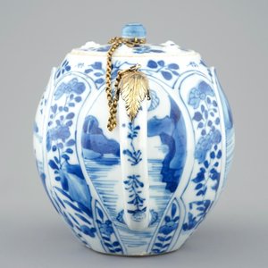 Une théière et son couvercle en porcelaine de Chine bleu et blanc monté d'argent doré, Kangxi — photo 5