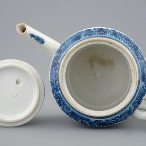 Une théière et son couvercle en porcelaine de Chine bleu et blanc, Qianlong, 18ème — photo 6
