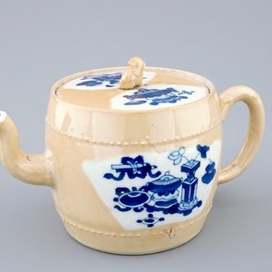 Une théière et son couvercle en porcelaine de Chine bleu et blanc sur fond café au lait, Kangxi — photo 1
