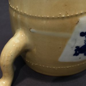 Une théière et son couvercle en porcelaine de Chine bleu et blanc sur fond café au lait, Kangxi — photo 13