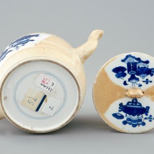 Une théière et son couvercle en porcelaine de Chine bleu et blanc sur fond café au lait, Kangxi — photo 3