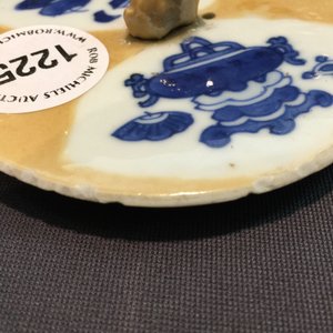 Une théière et son couvercle en porcelaine de Chine bleu et blanc sur fond café au lait, Kangxi — photo 5