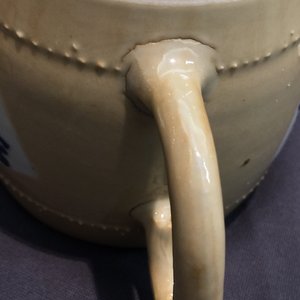 Une théière et son couvercle en porcelaine de Chine bleu et blanc sur fond café au lait, Kangxi — photo 9