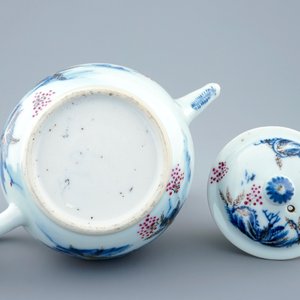 Une théière et son couvercle en porcelaine de Chine bleu et blanc surdécorés, Qianlong, 18ème — photo 3