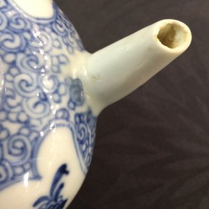 Une théière et son couvercle en porcelaine de Chine bleu et blanc, Yongzheng, 1723-1735 — photo 4