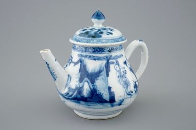 Une théière et son couvercle en porcelaine de Chine bleu et blanc, Yongzheng, 1723-1735