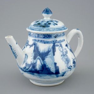 Une théière et son couvercle en porcelaine de Chine bleu et blanc, Yongzheng, 1723-1735 — photo 1