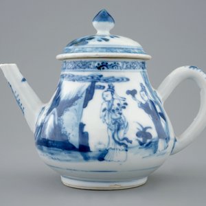 Une théière et son couvercle en porcelaine de Chine bleu et blanc, Yongzheng, 1723-1735 — photo 2