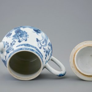 Une théière et son couvercle en porcelaine de Chine bleu et blanc, Yongzheng, 1723-1735 — photo 6