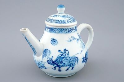 Une théière et son couvercle en porcelaine de Chine bleu et blanc, Yongzheng/Qianlong