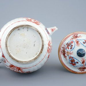 Une théière et son couvercle en porcelaine de Chine de style Imari, Kangxi — photo 3