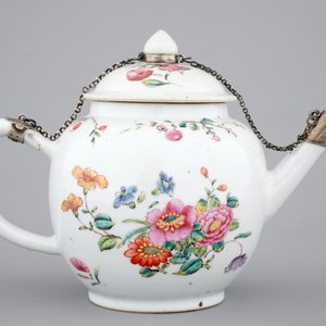Une théière et son couvercle en porcelaine de Chine famille rose, 18ème — photo 4