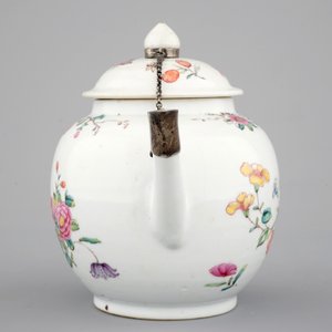 Une théière et son couvercle en porcelaine de Chine famille rose, 18ème — photo 5