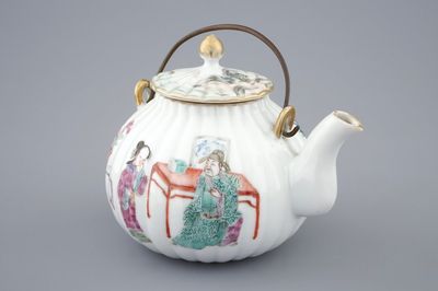 Une théière et son couvercle en porcelaine de Chine famille rose, 19ème