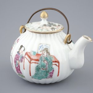Une théière et son couvercle en porcelaine de Chine famille rose, 19ème — photo 1