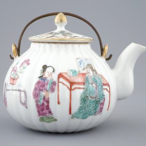 Une théière et son couvercle en porcelaine de Chine famille rose, 19ème — photo 2