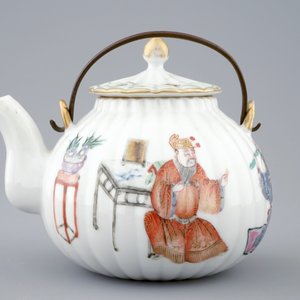 Une théière et son couvercle en porcelaine de Chine famille rose, 19ème — photo 4