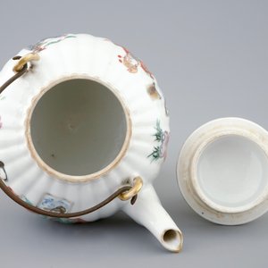 Une théière et son couvercle en porcelaine de Chine famille rose, 19ème — photo 6