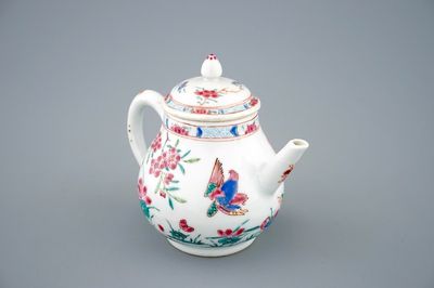Une théière et son couvercle en porcelaine de Chine famille rose à décor de canards, Yongzheng, 1723-1735