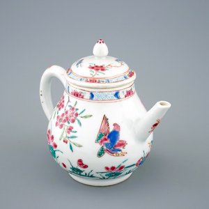 Une théière et son couvercle en porcelaine de Chine famille rose à décor de canards, Yongzheng, 1723-1735 — photo 1