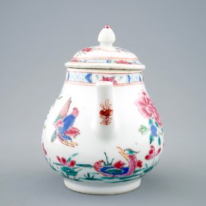 Une théière et son couvercle en porcelaine de Chine famille rose à décor de canards, Yongzheng, 1723-1735 — photo 3