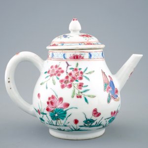 Une théière et son couvercle en porcelaine de Chine famille rose à décor de canards, Yongzheng, 1723-1735 — photo 4