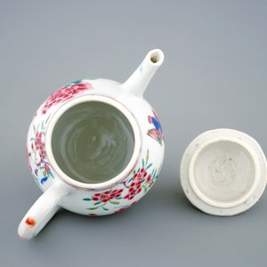 Une théière et son couvercle en porcelaine de Chine famille rose à décor de canards, Yongzheng, 1723-1735 — photo 6