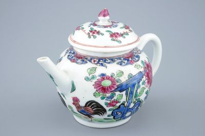 Une théière et son couvercle en porcelaine de Chine famille rose à décor de coqs, Yongzheng/Qianlong