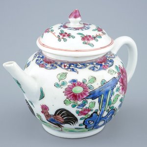 Une théière et son couvercle en porcelaine de Chine famille rose à décor de coqs, Yongzheng/Qianlong — photo 1