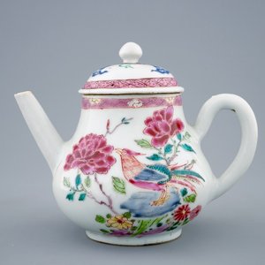 Une théière et son couvercle en porcelaine de Chine famille rose à décor de faisants, Yongzheng, 1723-1735 — photo 1