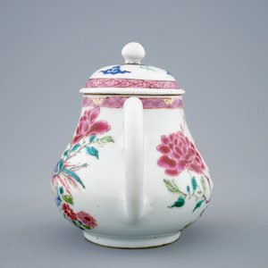 Une théière et son couvercle en porcelaine de Chine famille rose à décor de faisants, Yongzheng, 1723-1735 — photo 3