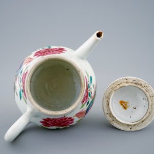 Une théière et son couvercle en porcelaine de Chine famille rose à décor de faisants, Yongzheng, 1723-1735 — photo 4
