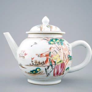 Une théière et son couvercle en porcelaine de Chine famille rose à décor européen, Qianlong, 18ème — photo 1