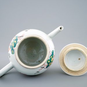 Une théière et son couvercle en porcelaine de Chine famille rose à décor européen, Qianlong, 18ème — photo 5