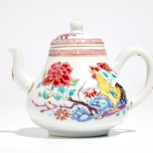 Une théière et son couvercle en porcelaine de Chine famille rose aux coqs, Yongzheng — photo 1