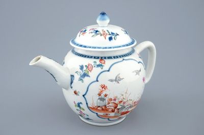 Une théière et son couvercle en porcelaine de Chine famille rose aux oiseaux, Qianlong, 18ème