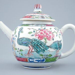Une théière et son couvercle en porcelaine de Chine famille rose décoré à Londres, Qianlong, 18ème — photo 2