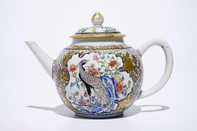 Une théière et son couvercle en porcelaine de Chine famille rose et grisaille à décor d'un faisan, Yongzheng