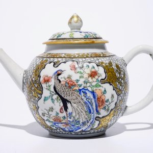 Une théière et son couvercle en porcelaine de Chine famille rose et grisaille à décor d'un faisan, Yongzheng — photo 1