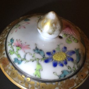 Une théière et son couvercle en porcelaine de Chine famille rose et grisaille à décor d'un faisan, Yongzheng — photo 11